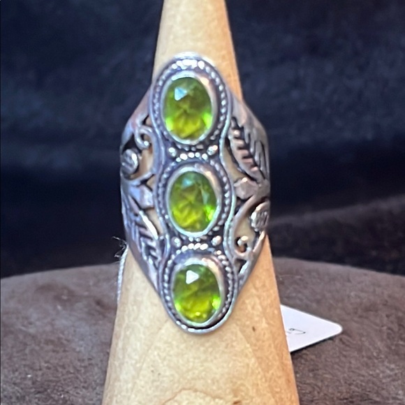 Gorgeous 3 Stone Floral Peridot Ring in Sterling Silver Sz 6 - Picture 1 of 10